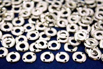 10 mm DESENLİ YUVARLAK İKİ DELİK PUL, NİKEL KAPLAMA #486-1N - 2