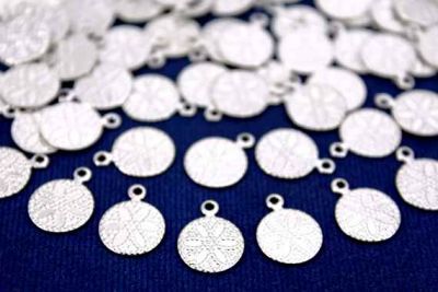 10 mm DESENLİ YUVARLAK TEK DELİK PUL, NİKEL KAPLAMA PİRİNÇ #133N - 2