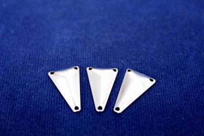 11x20 mm DESENLİ ÜÇGEN ÜÇ DELİK PUL, NİKEL KAPLAMA, PRİNÇ #749N - 2