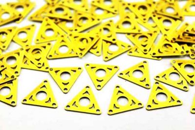 13x15 mm ÜÇGEN ÜÇ DELİKLİ PUL, HAM PİRİNÇ #644H