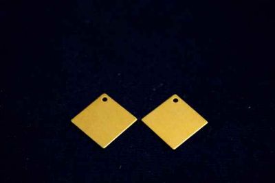 13x13 mm DESENLİ KARE TEK DELİK PUL, HAM PİRİNÇ #1100H - 2