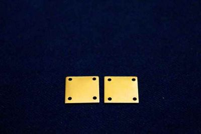 13x13 mm DESENLİ KARE DÖRT DELİK PUL, HAM PİRİNÇ #1099H - 2