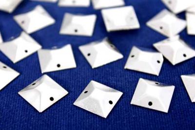 13x13 mm DESENLİ KARE İKİ DELİK PUL, NİKEL KAPLAMA, PRİNÇ #571N - 2