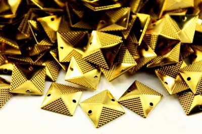13x13 mm DESENLİ KARE İKİ DELİK PUL, HAM PİRİNÇ #572H - 2