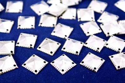 13x13 mm KARE DESENLİ DÖRT DELİKLİ PUL, NİKEL KAPLAMA, PRİNÇ #149N - 2