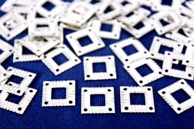 13x13 mm KARE DESENLİ DÖRT DELİKLİ PUL, NİKEL KAPLAMA, PRİNÇ #150N - 2