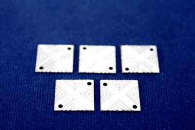 13x13 mm KARE İKİ DELİK DESENLİ PUL, NİKEL KAPLAMA PİRİNÇ #433N - 2