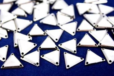 13x14 mm ÜÇGEN DESENLİ ÜÇ DELİK PUL, NİKEL KAPLAMA, PRİNÇ #774N - 2