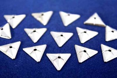 13x15 mm ÜÇGEN ORTADAN DELİK DESENLİ PUL, NİKEL KAPLAMA, PRİNÇ #501N - 2