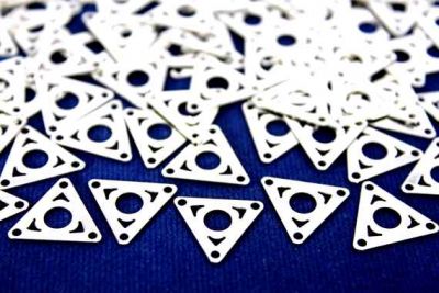 13x15 mm ÜÇGEN ÜÇ DELİKLİ PUL, NİKEL KAPLAMA, PRİNÇ #644N - 2