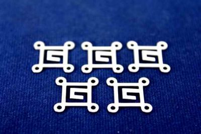 14x14 mm DESENLİ KARE DÖRT DELİKLİ PUL, NİKEL KAPLAMA PİRİNÇ #446N - 2