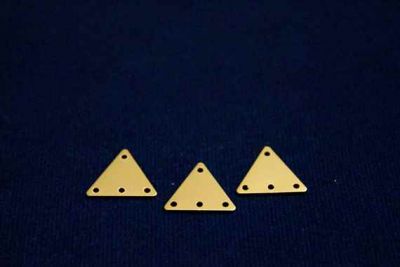 14x14 mm ÜÇGEN DESENLİ DÖRT DELİKLİ PUL, HAM PİRİNÇ #1092H - 2