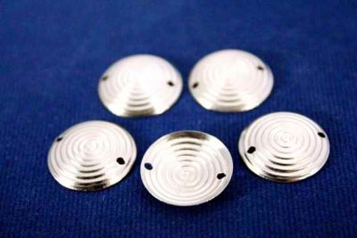 16 mm DESENLİ YUVARLAK İKİ DELİK BOMBELİ PUL, NİKEL KAPLAMA #143N - 2