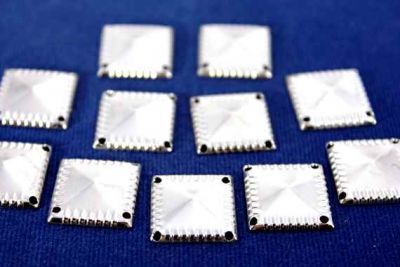 16x16 mm DESENLİ KARE DÖRT DELİK PUL, NİKEL KAPLAMA, PRİNÇ #568N - 2