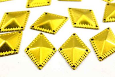 24x33 mm BAKLAVA DESENLİ DÖRT DELİK PUL, HAM PİRİNÇ #590H - 2