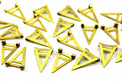 18x24 mm ÜÇGEN DESENLİ İKİ KULPLU PUL, HAM PİRİNÇ #873H - 2