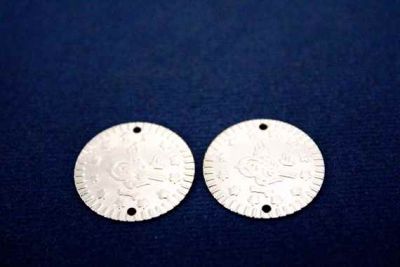 20 mm TUĞRA DESENLİ YUVARLAK İKİ DELİK PUL, NİKEL KAPLAMA #391N