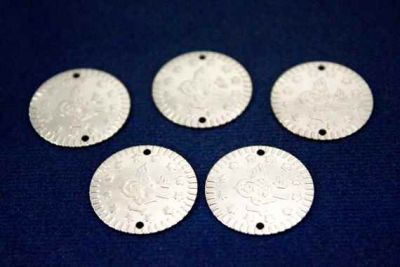 20 mm TUĞRA DESENLİ YUVARLAK İKİ DELİK PUL, NİKEL KAPLAMA #391N - 2
