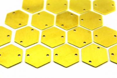 20x20 mm ALTIGEN DESENLİ İKİ DELİK PUL, HAM PİRİNÇ #988H - 2