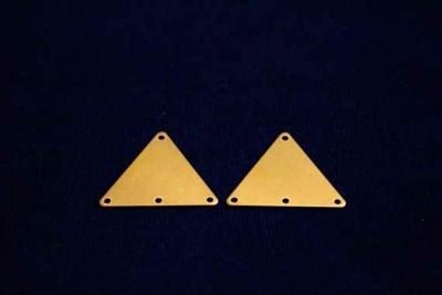 22x25 mm ÜÇGEN DESENLİ DÖRT DELİKLİ PUL, HAM PİRİNÇ #1086H - 2