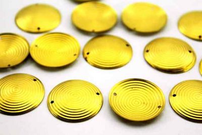 25 mm DESENLİ YUVARLAK İKİ DELİKLİ BOMBELİ PUL, HAM PİRİNÇ #667H - 2