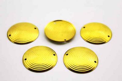 25 mm DESENLİ YUVARLAK İKİ DELİKLİ BOMBELİ PUL, HAM PİRİNÇ #667H - 3
