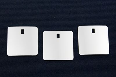 27.5x27.5 mm KARE MODEL PLASTİK PUL PAYET, PANO PULU, 2.6x4.3 mm DİKDÖRTGEN DELİK, GÜMÜŞ RENK - 2