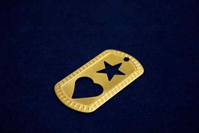 28x51 mm YILDIZ VE KALP DESENLİ KÜNYE PUL, HAM PİRİNÇ #945H - 2
