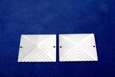 ERTÜRK - 30x30 mm DESENLİ KARE DÖRT DELİKLİ PUL, NİKEL KAPLAMA, PRİNÇ #683N