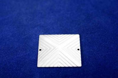 30x30 mm DESENLİ KARE DÖRT DELİKLİ PUL, NİKEL KAPLAMA, PRİNÇ #683N - 2