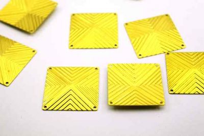 30x30 mm DESENLİ KARE DÖRT DELİKLİ PUL, HAM PİRİNÇ #683H - 2