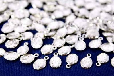 7x11 mm UĞUR BÖCEĞİ DESENLİ TEK DELİK PUL, NİKEL KAPLAMA PİRİNÇ #705N - 2