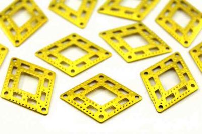 24x33 mm BAKLAVA DESENLİ DÖRT DELİKLİ PUL, HAM PİRİNÇ #472H - 2