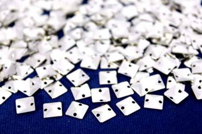 7x7 mm DESENLİ KARE İKİ DELİK PUL, NİKEL KAPLAMA, PRİNÇ #551-1N - 2