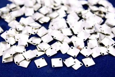 7x7 mm DESENLİ KARE İKİ DELİK PUL, NİKEL KAPLAMA, PRİNÇ #551-2N - 2
