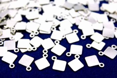 7x7 mm KARE DESENLİ TEK DELİK PUL, NİKEL KAPLAMA PİRİNÇ #779-2N - 2