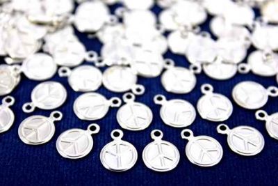 8 mm BARIŞ DESENLİ İKİ DELİK PUL, NİKEL KAPLAMA PİRİNÇ #833N - 2
