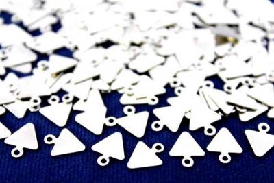 8x10 mm ÜÇGEN DESENLİ TEK DELİK PUL, NİKEL KAPLAMA PİRİNÇ #924N - 2