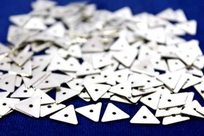 9x10 mm ÜÇGEN ORTADAN DELİKLİ PUL, NİKEL KAPLAMA, PRİNÇ #618N - 2